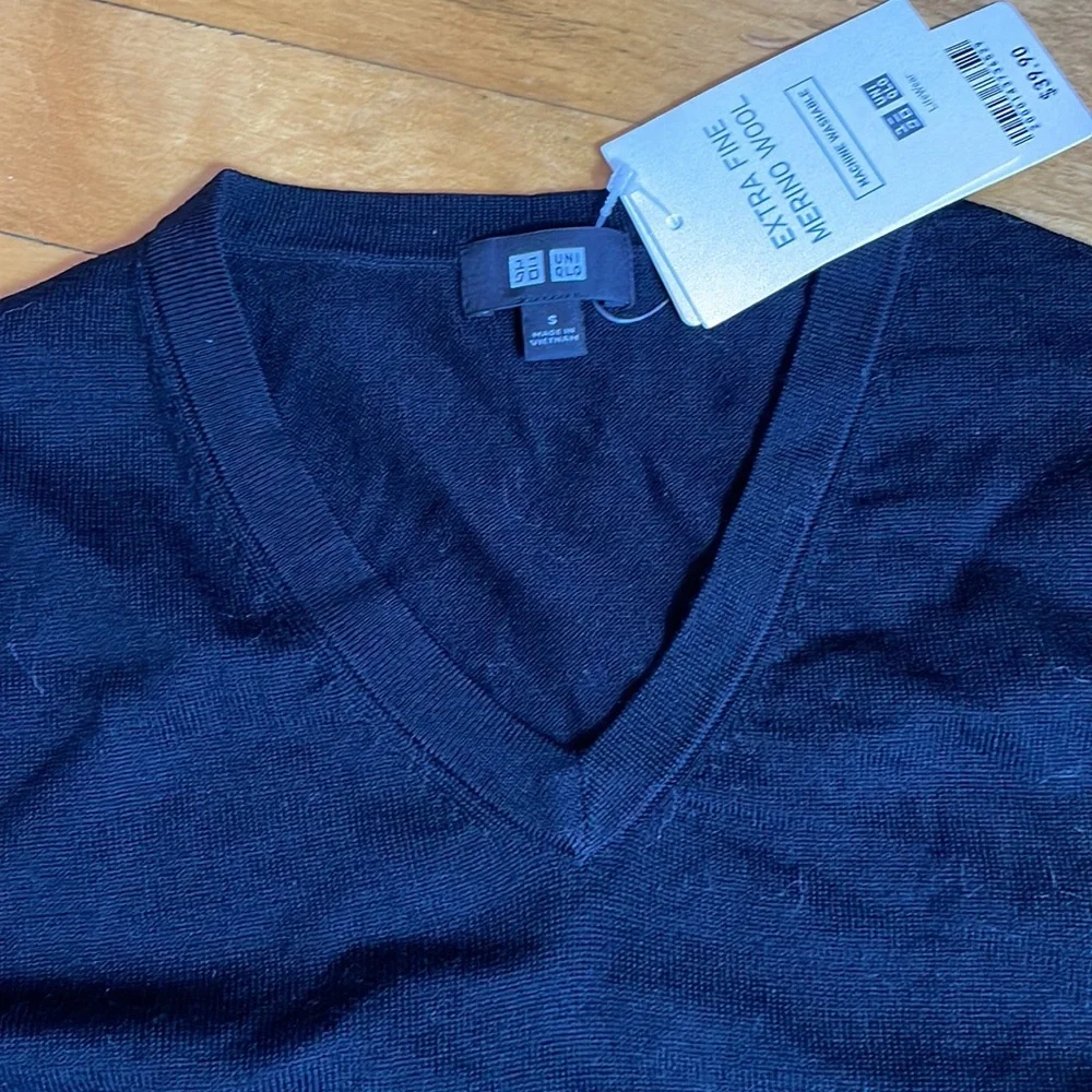 Uni Qlo sweater - Picture 2 of 4